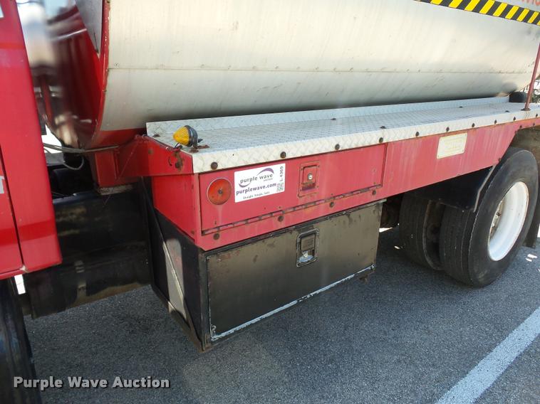 image for item L4369 1991 Ford F800 oil distributor truck