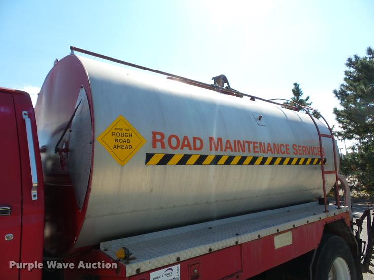 image for item L4369 1991 Ford F800 oil distributor truck