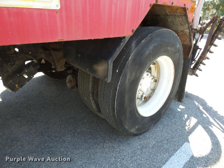 image for item L4369 1991 Ford F800 oil distributor truck