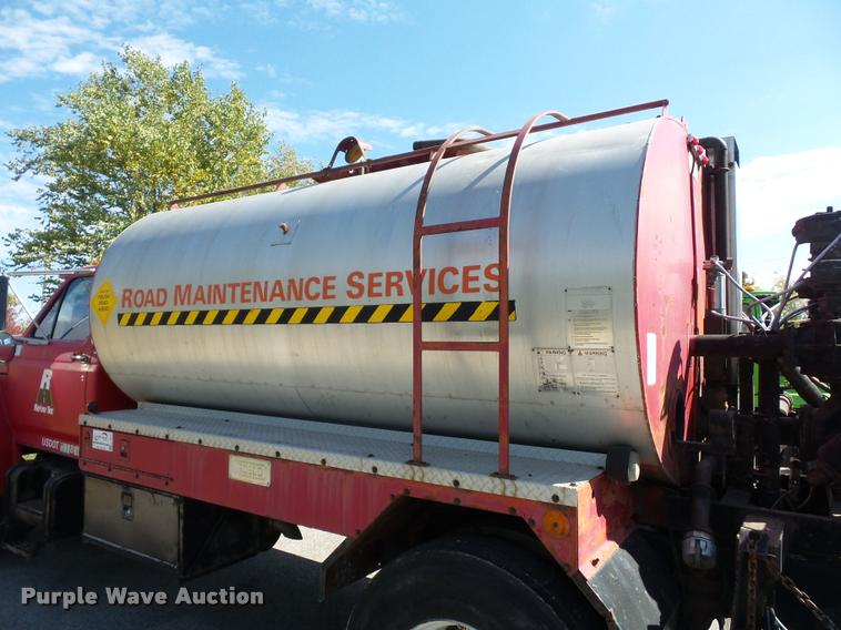 image for item L4369 1991 Ford F800 oil distributor truck