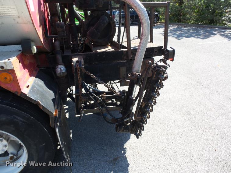 image for item L4369 1991 Ford F800 oil distributor truck