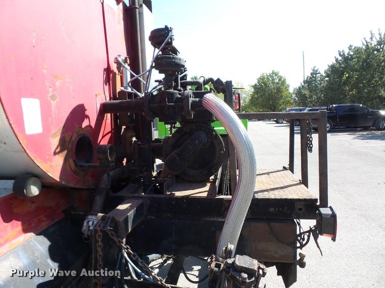 image for item L4369 1991 Ford F800 oil distributor truck