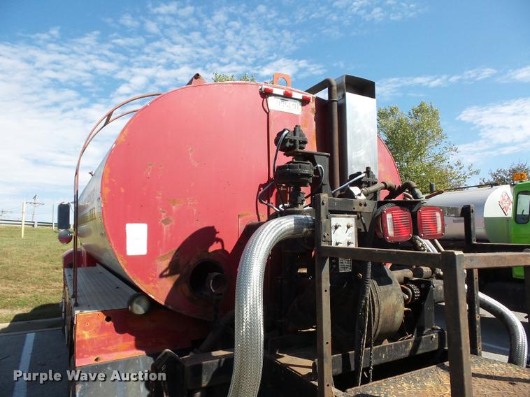 image for item L4369 1991 Ford F800 oil distributor truck