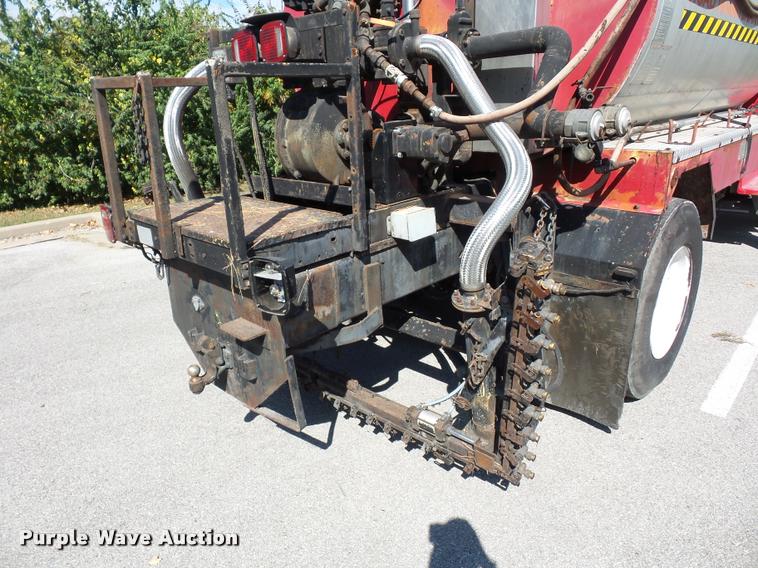 image for item L4369 1991 Ford F800 oil distributor truck