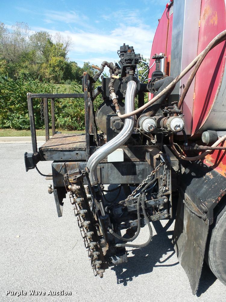 image for item L4369 1991 Ford F800 oil distributor truck