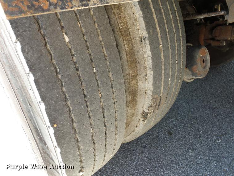 image for item L4369 1991 Ford F800 oil distributor truck