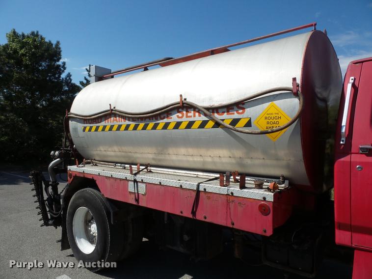 image for item L4369 1991 Ford F800 oil distributor truck