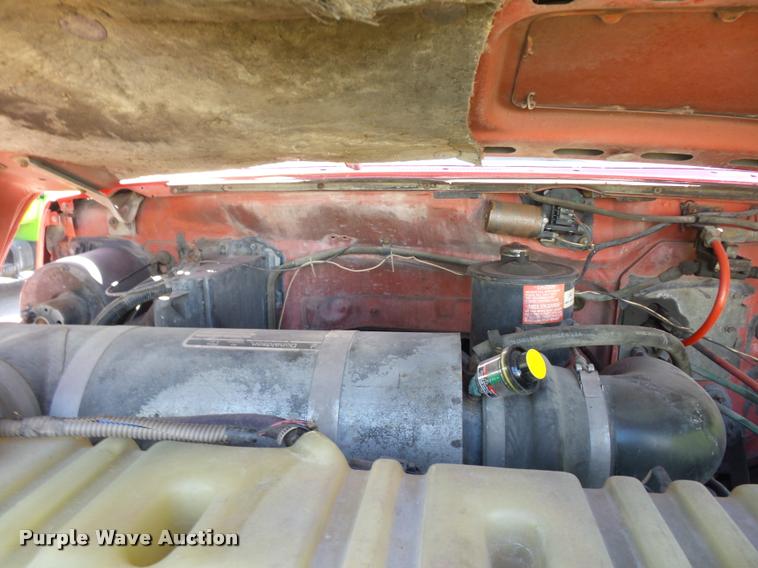 image for item L4369 1991 Ford F800 oil distributor truck