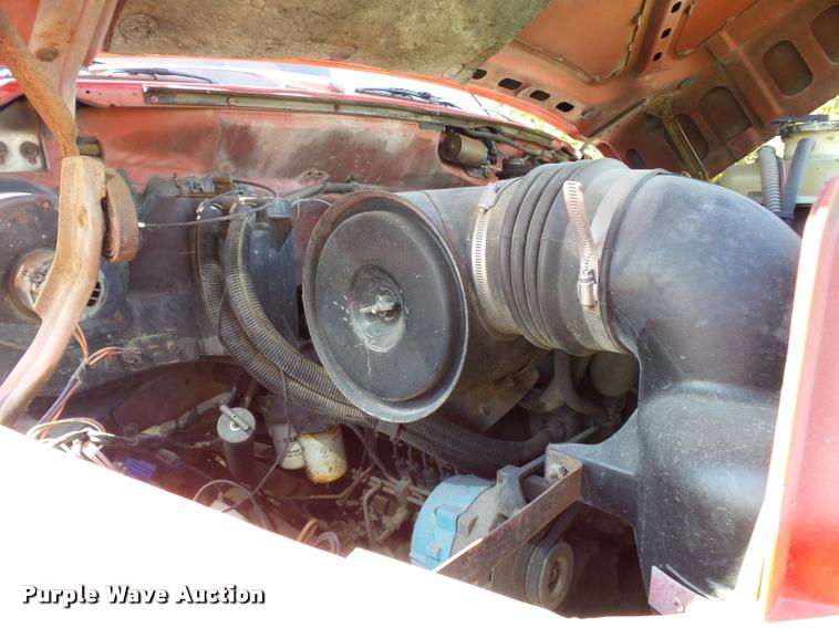 image for item L4369 1991 Ford F800 oil distributor truck