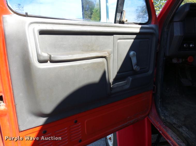 image for item L4369 1991 Ford F800 oil distributor truck