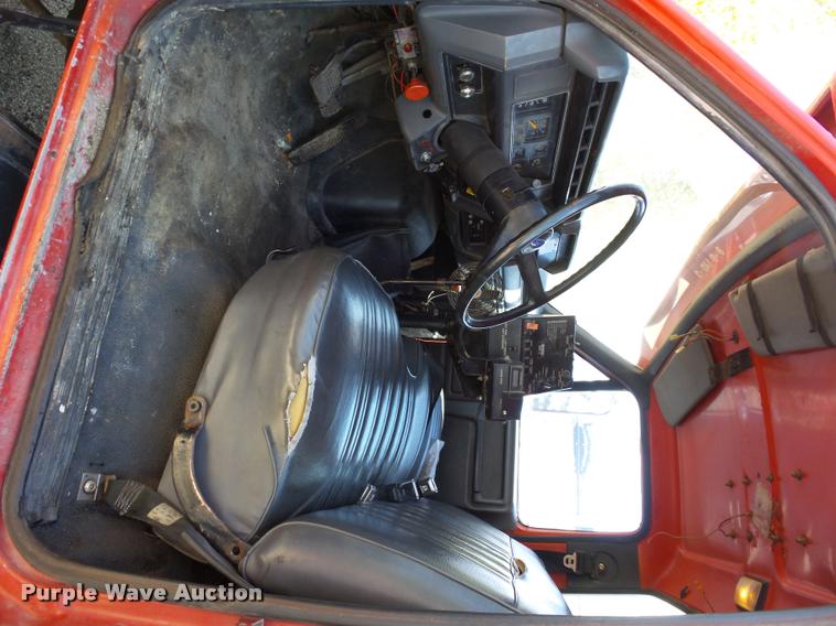 image for item L4369 1991 Ford F800 oil distributor truck