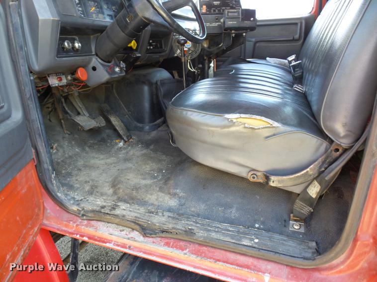 image for item L4369 1991 Ford F800 oil distributor truck