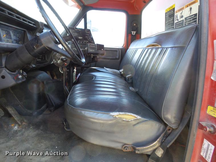 image for item L4369 1991 Ford F800 oil distributor truck