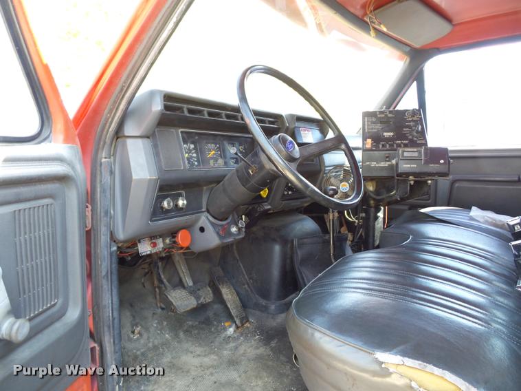 image for item L4369 1991 Ford F800 oil distributor truck