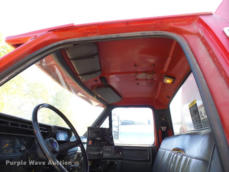 image for item L4369 1991 Ford F800 oil distributor truck