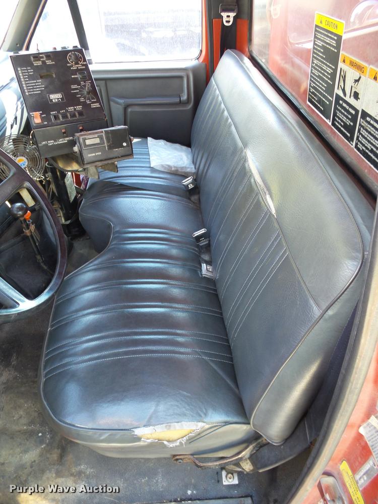 image for item L4369 1991 Ford F800 oil distributor truck