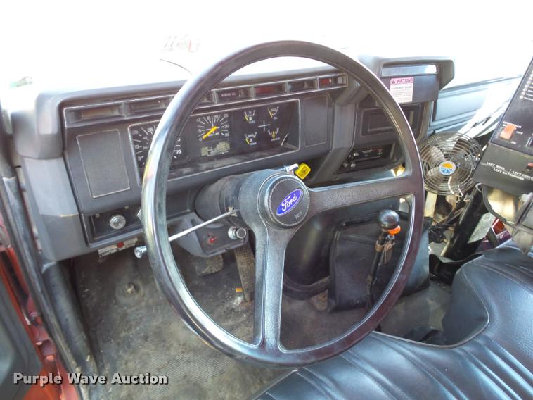 image for item L4369 1991 Ford F800 oil distributor truck