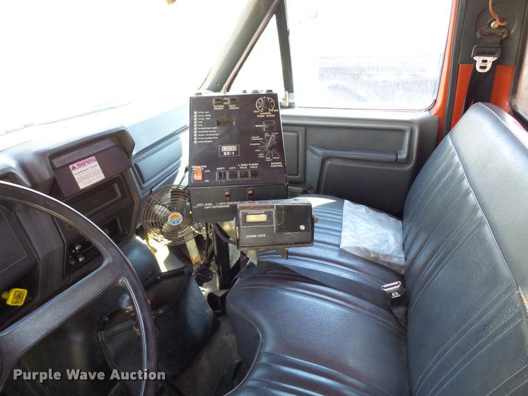 image for item L4369 1991 Ford F800 oil distributor truck