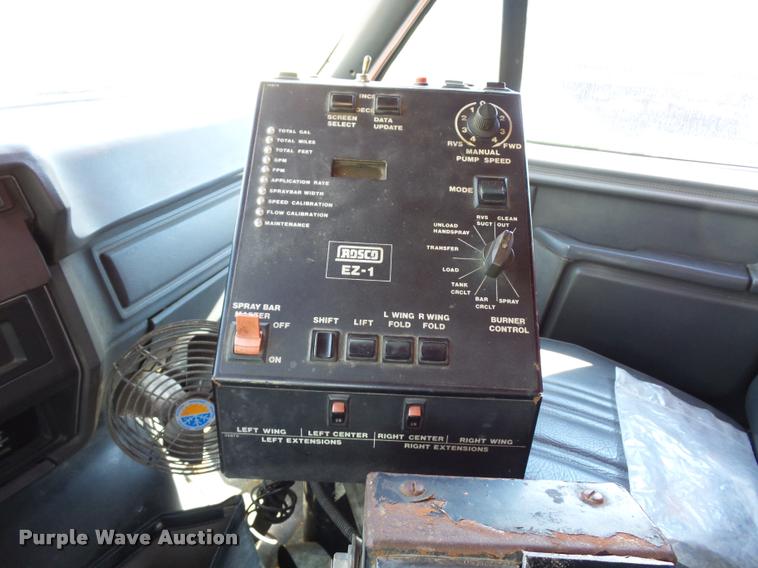 image for item L4369 1991 Ford F800 oil distributor truck