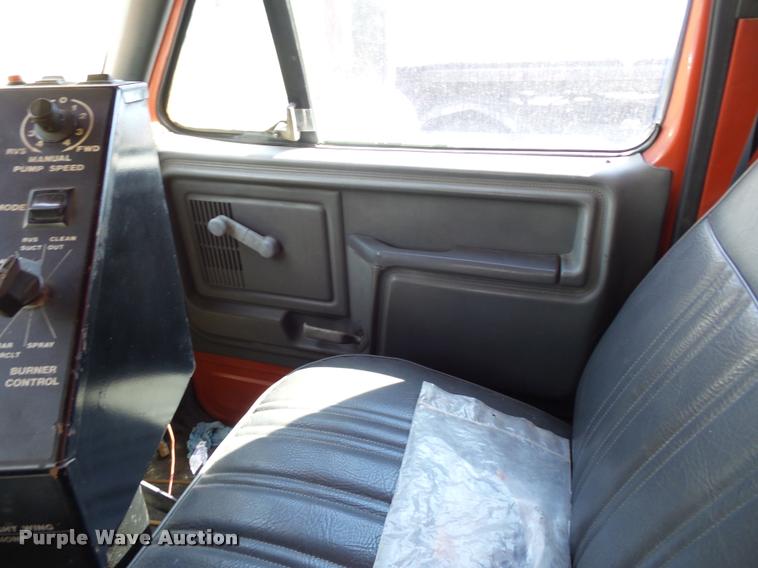 image for item L4369 1991 Ford F800 oil distributor truck