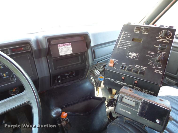 image for item L4369 1991 Ford F800 oil distributor truck