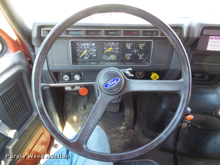 image for item L4369 1991 Ford F800 oil distributor truck