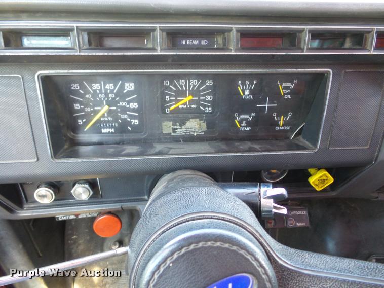 image for item L4369 1991 Ford F800 oil distributor truck
