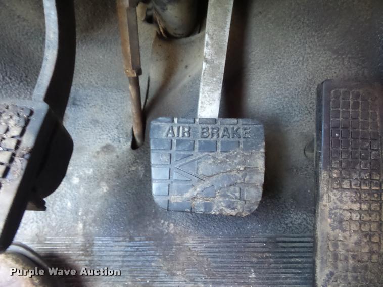 image for item L4369 1991 Ford F800 oil distributor truck