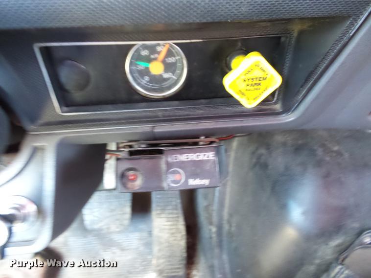 image for item L4369 1991 Ford F800 oil distributor truck