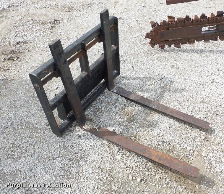 image for item L4376 2003 Ditch Witch SK500 compact tool carrier