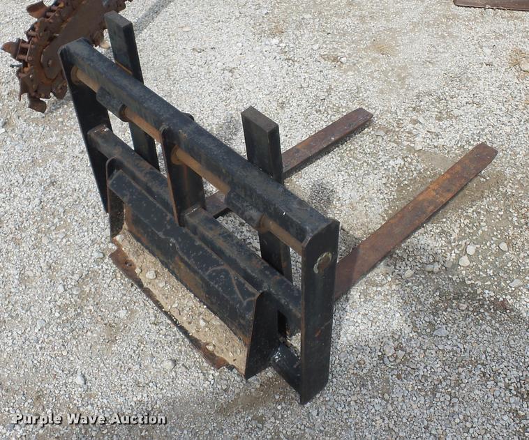 image for item L4376 2003 Ditch Witch SK500 compact tool carrier