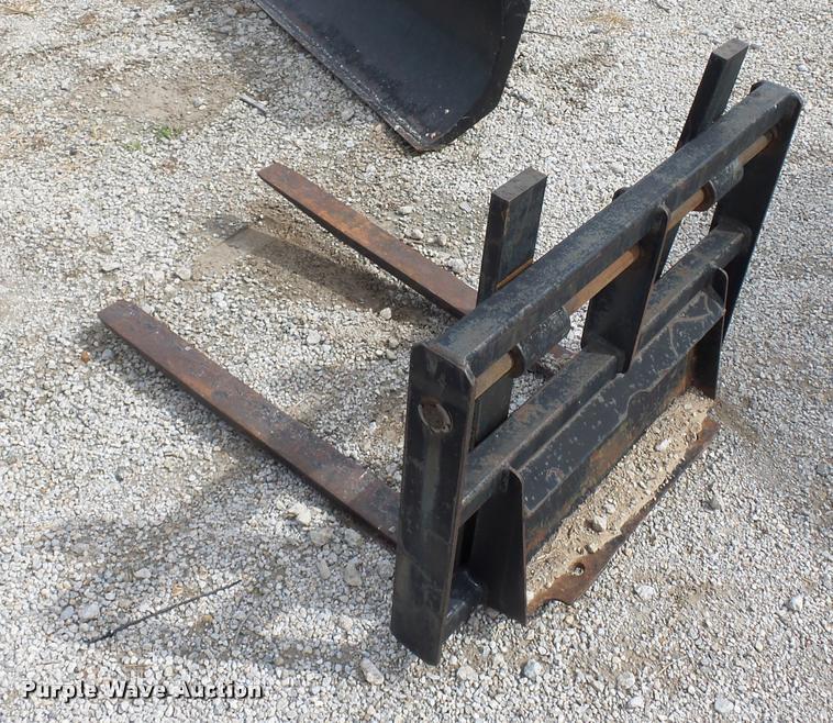 image for item L4376 2003 Ditch Witch SK500 compact tool carrier