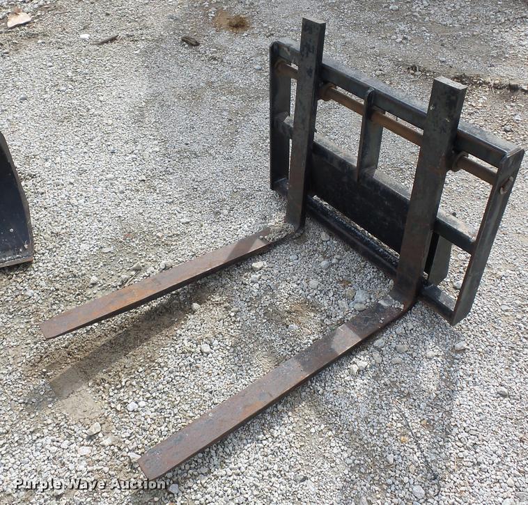 image for item L4376 2003 Ditch Witch SK500 compact tool carrier