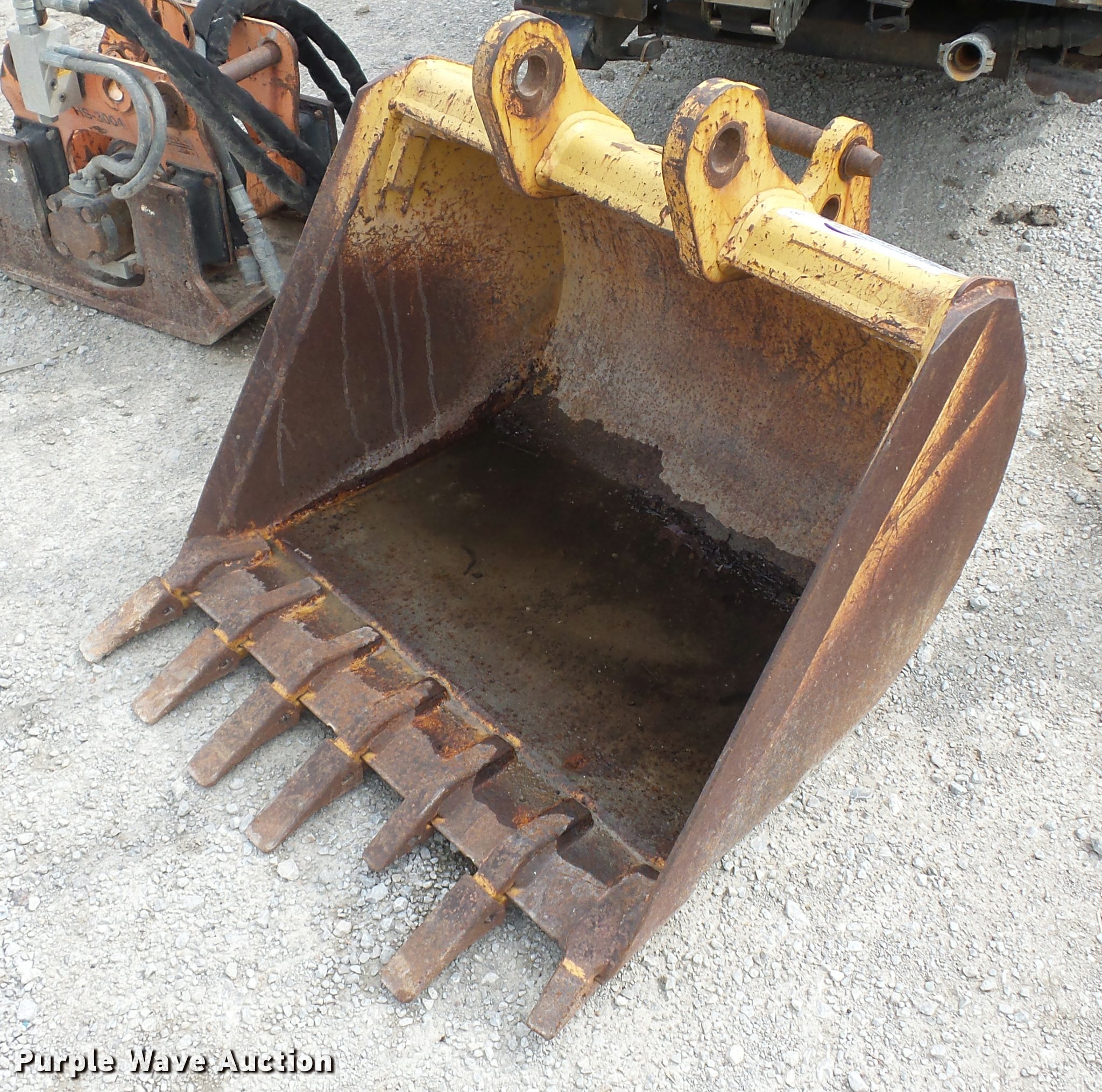 Case 580 backhoe bucket in Independence, MO Item L4356 sold Purple Wave