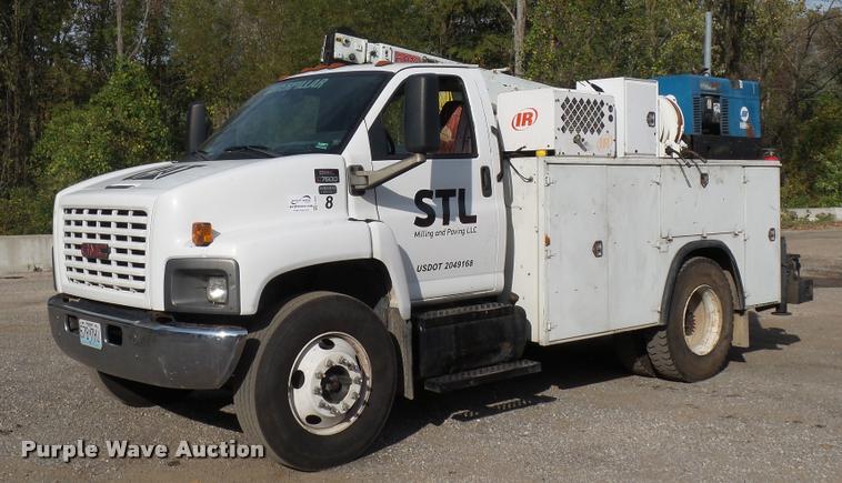 image for item L3525 2005 GMC C7500 service truck with crane