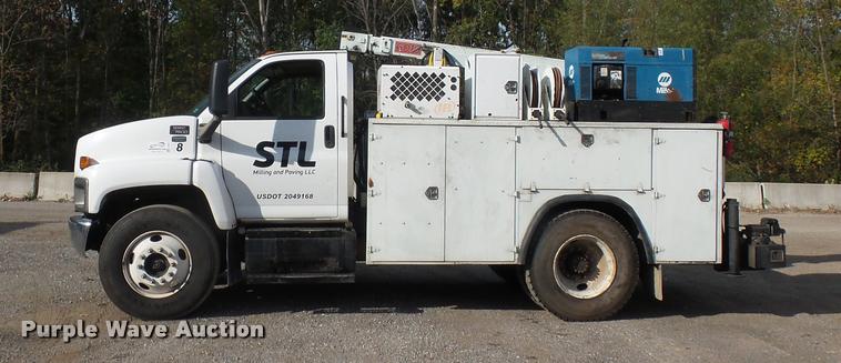 image for item L3525 2005 GMC C7500 service truck with crane