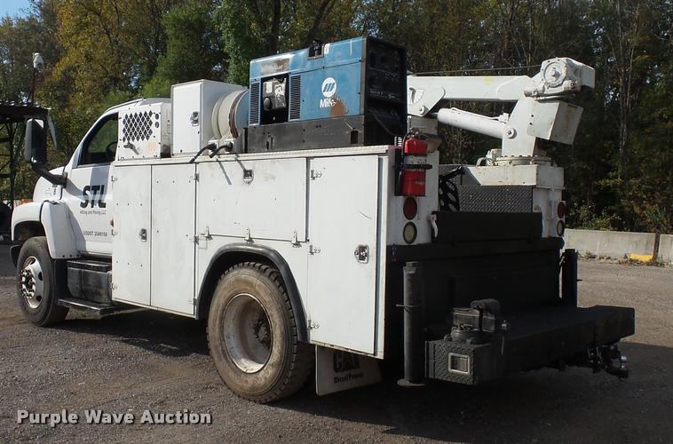 image for item L3525 2005 GMC C7500 service truck with crane
