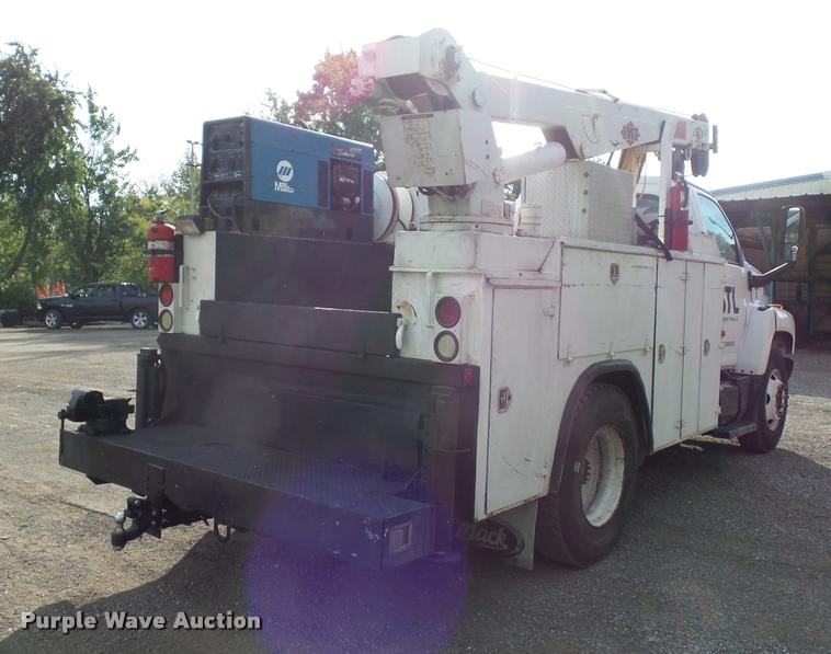 image for item L3525 2005 GMC C7500 service truck with crane