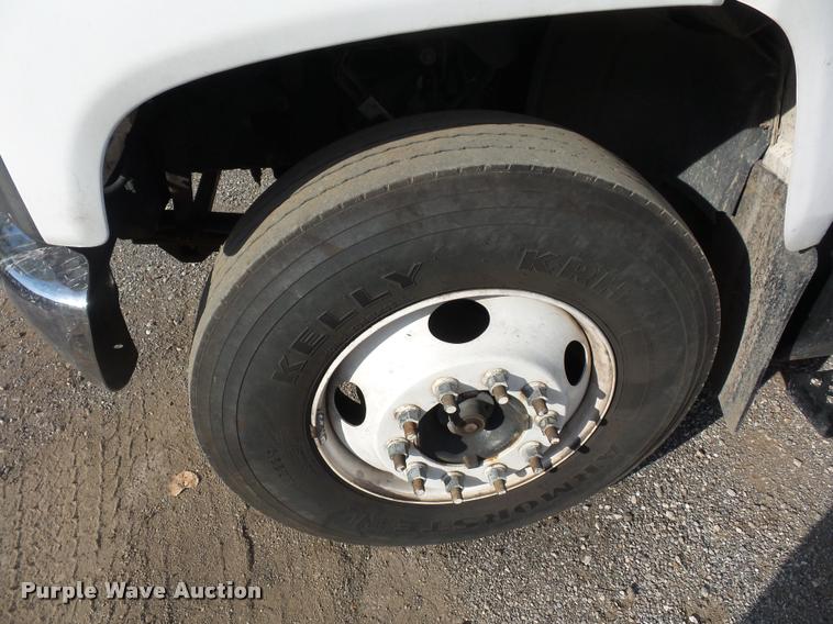 image for item L3525 2005 GMC C7500 service truck with crane