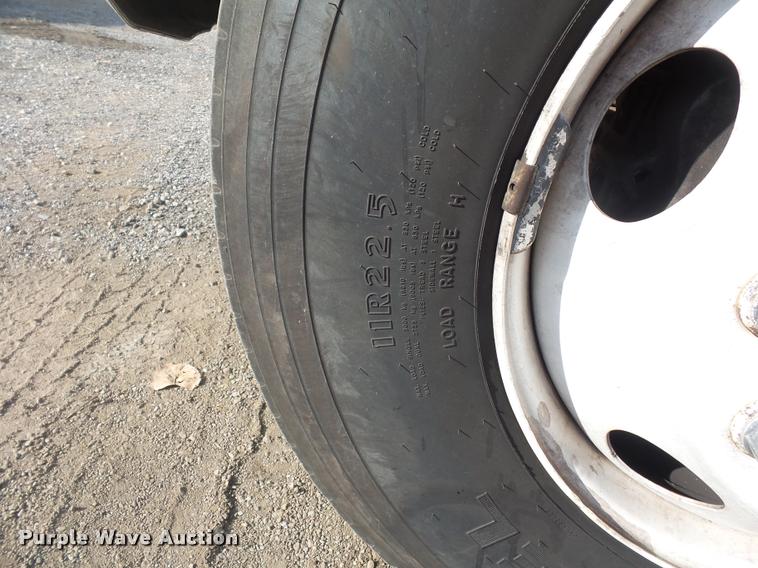 image for item L3525 2005 GMC C7500 service truck with crane