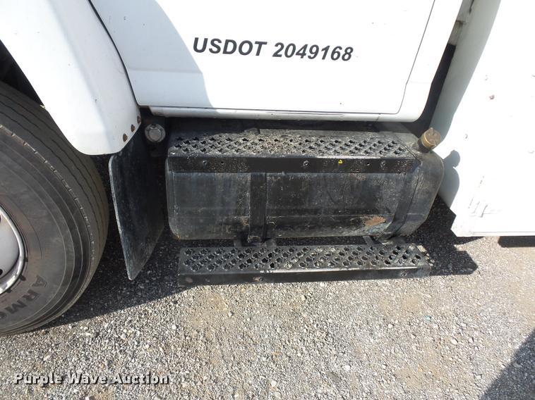 image for item L3525 2005 GMC C7500 service truck with crane