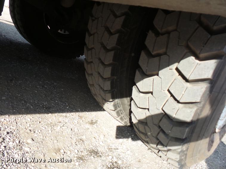 image for item L3525 2005 GMC C7500 service truck with crane