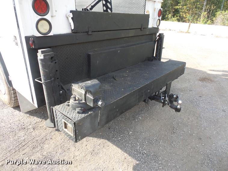 image for item L3525 2005 GMC C7500 service truck with crane