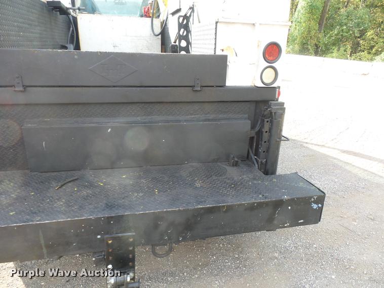 image for item L3525 2005 GMC C7500 service truck with crane