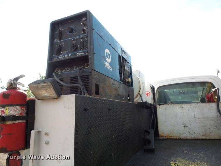 image for item L3525 2005 GMC C7500 service truck with crane