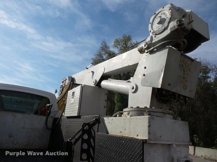 image for item L3525 2005 GMC C7500 service truck with crane