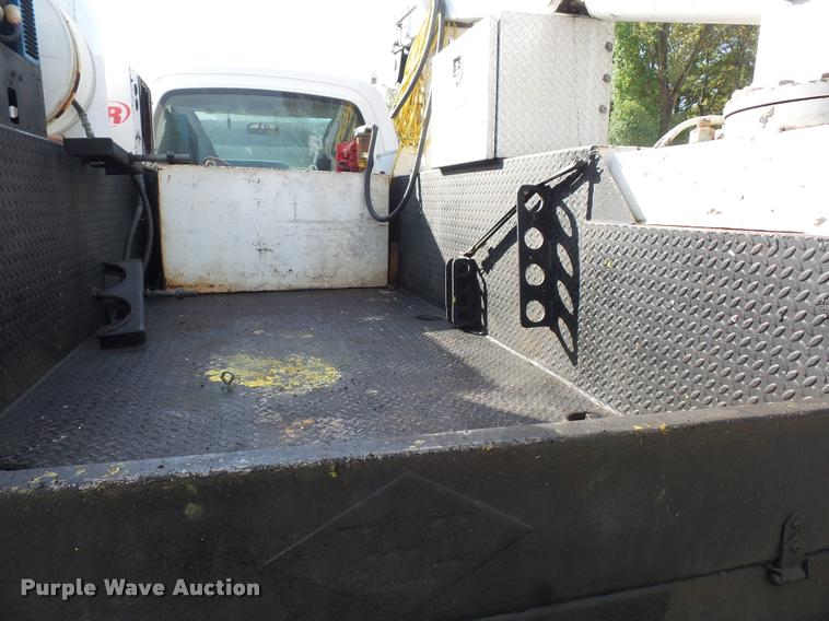 image for item L3525 2005 GMC C7500 service truck with crane