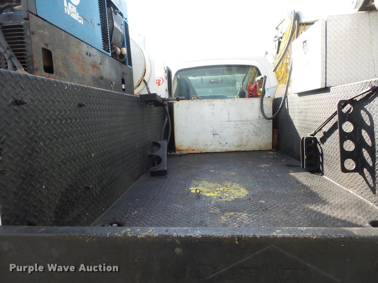 image for item L3525 2005 GMC C7500 service truck with crane