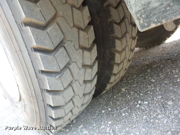 image for item L3525 2005 GMC C7500 service truck with crane