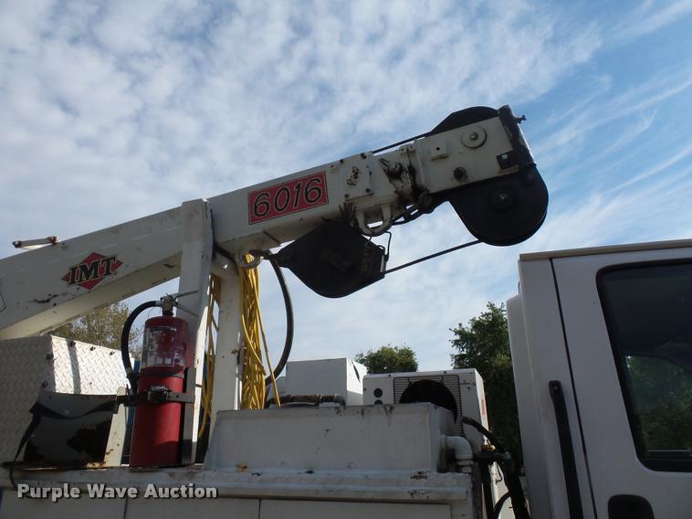 image for item L3525 2005 GMC C7500 service truck with crane